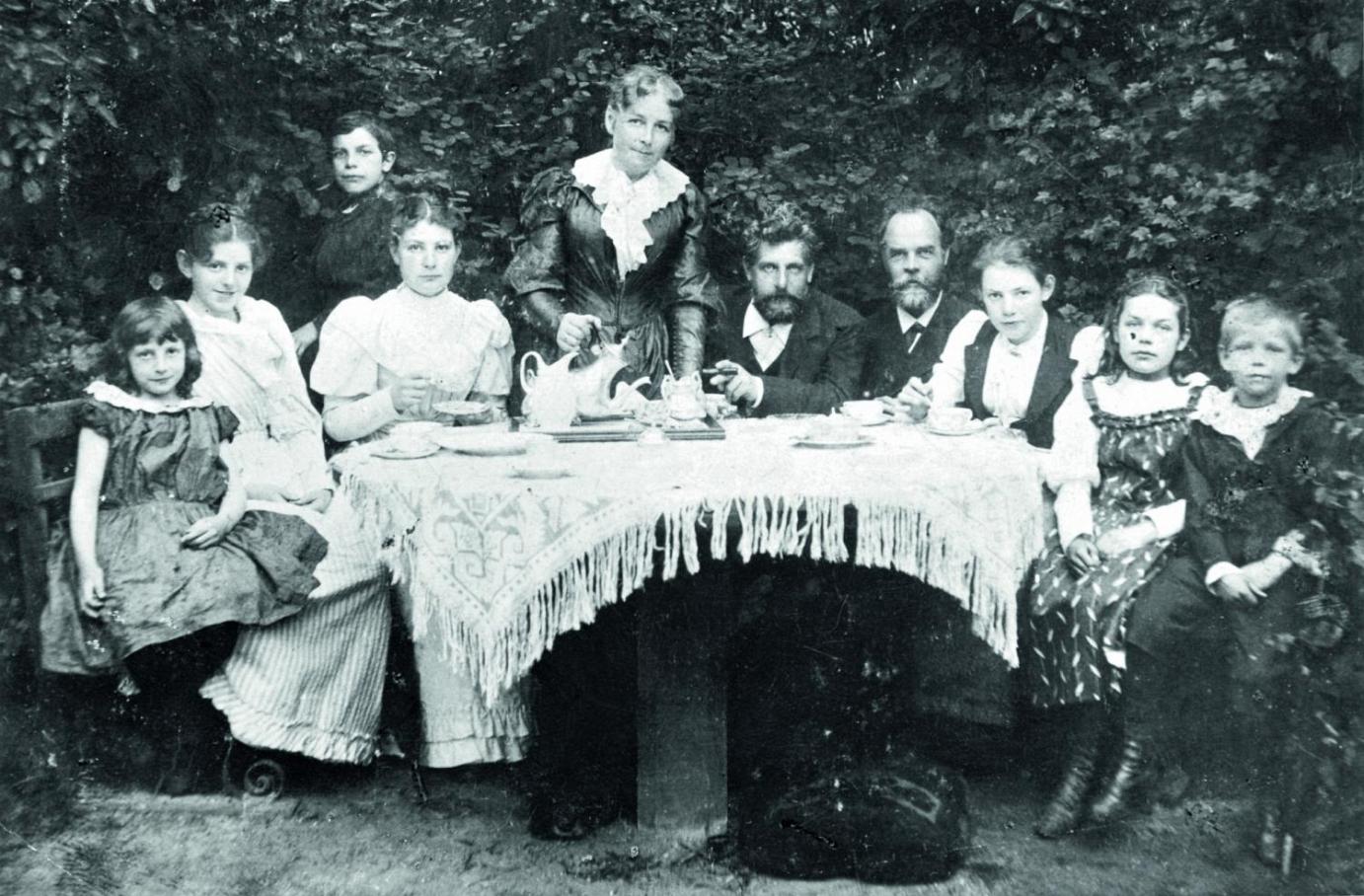 die-familie-becker-im-garten-des-hauses-schwachhauser-chaussee-29